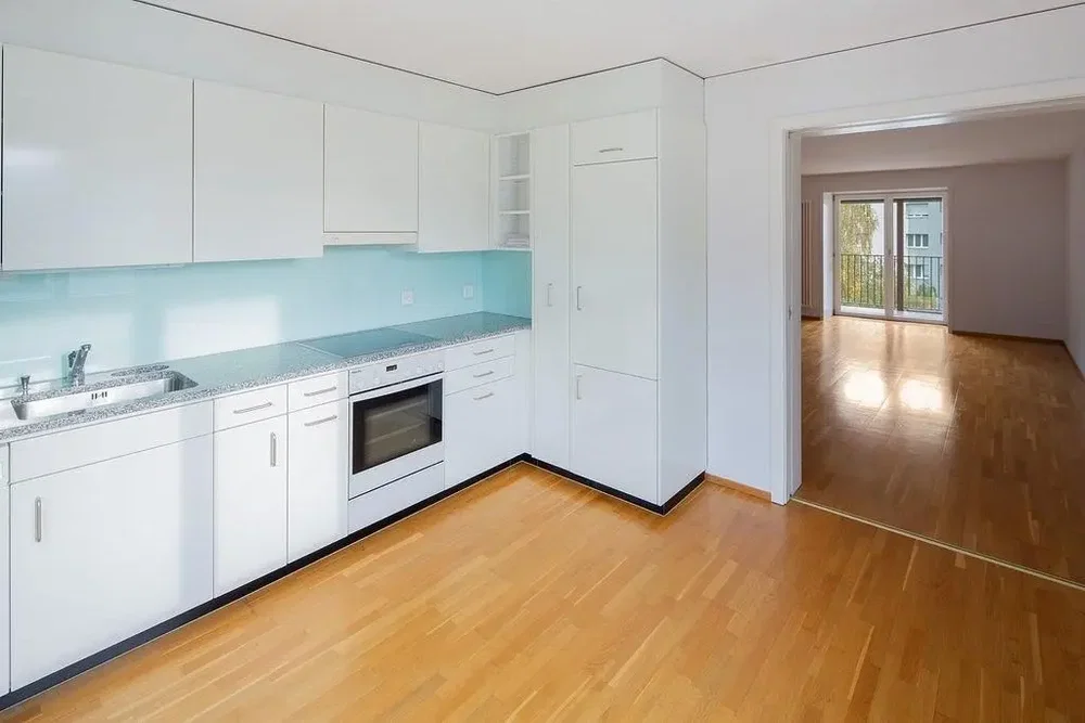 Cucina; pavimento in legno, luce naturale, elettrodomestici