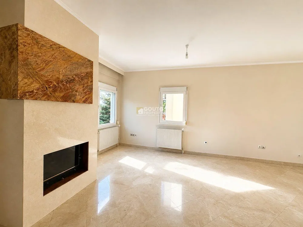Salon; cheminée, carrelage, lumière naturelle