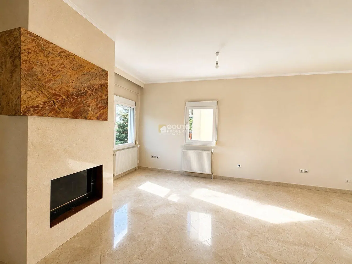 Salon; cheminée, carrelage, lumière naturelle