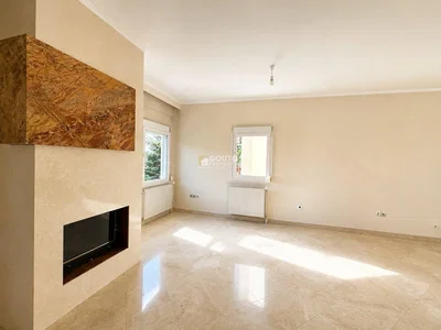 Salon; cheminée, carrelage, lumière naturelle