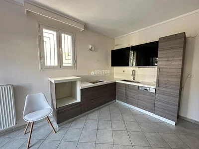 Cuisine; électroménager, carrelage, lumière naturelle