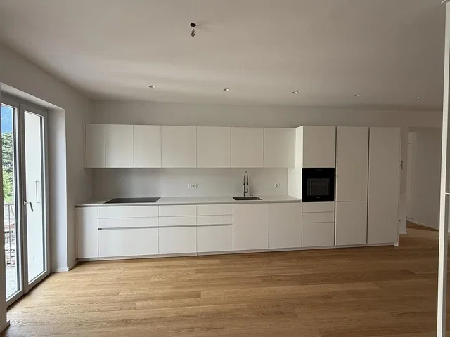 Cucina; elettrodomestici, pavimento in legno, luce naturale