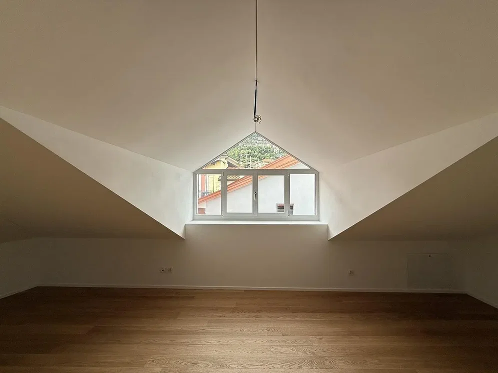Kinderkamer; houten vloer, natuurlijk licht