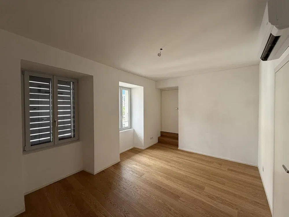 Schlafzimmer; holzboden, tageslicht
