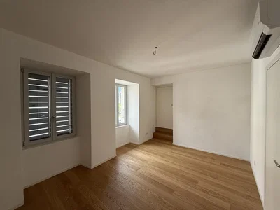 Schlafzimmer; holzboden, tageslicht