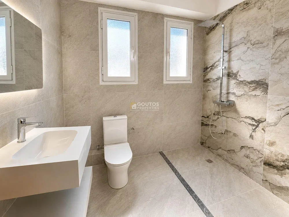 Toilettes; carrelage, lumière naturelle