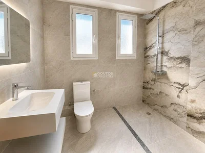 Toilettes; carrelage, lumière naturelle