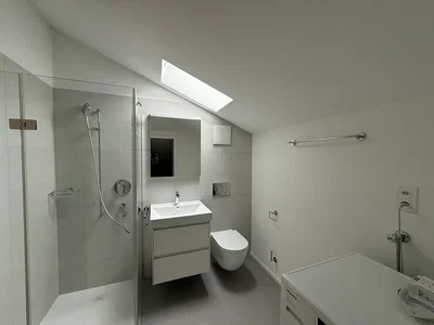 Badezimmer; fliesenboden, tageslicht