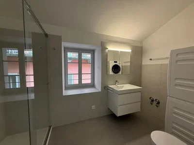 Badezimmer; fliesenboden, tageslicht, renoviert
