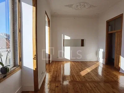 Altro; pavimento in legno, luce naturale
