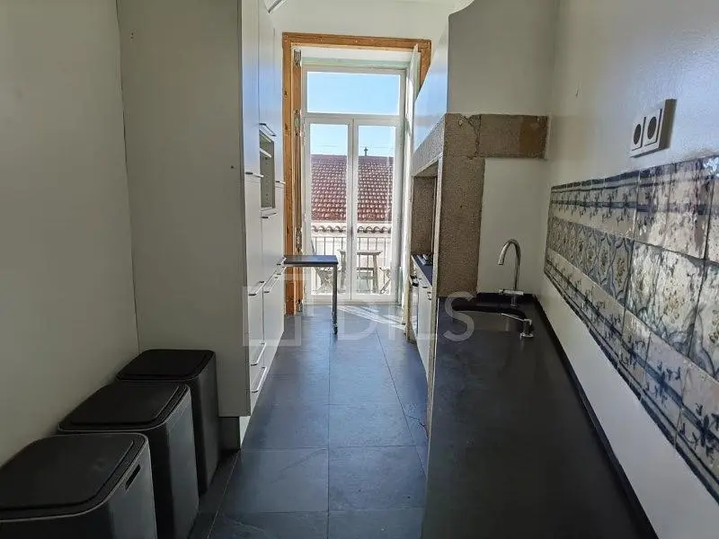 Cucina; pavimento in piastrelle, vista, elettrodomestici