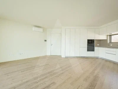 Cucina; elettrodomestici, pavimento in legno, luce naturale, ristrutturato