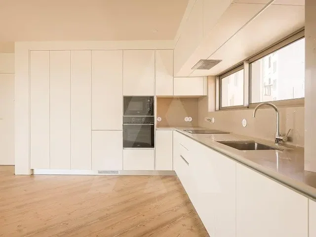 Cucina; elettrodomestici, pavimento in legno, luce naturale