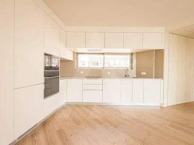 Cucina; elettrodomestici, pavimento in legno, luce naturale, ristrutturato