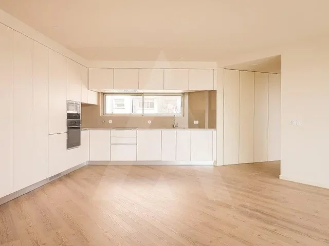 Cucina; elettrodomestici, pavimento in legno, luce naturale