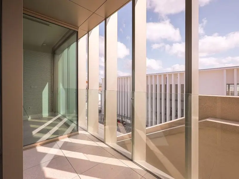 Balcone; luce naturale, pavimento in piastrelle