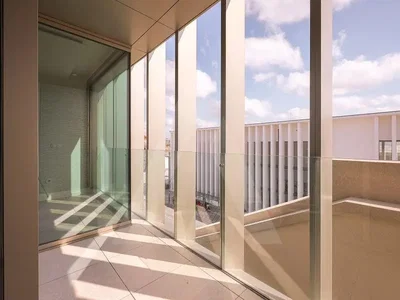 Balcone; luce naturale, pavimento in piastrelle