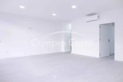 Woonkamer; tegelvloer, natuurlijk licht