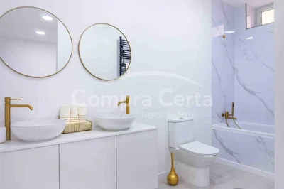 Toilet; gerenoveerd, natuurlijk licht