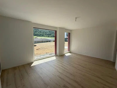 Wohnzimmer; holzboden, tageslicht, renovierungsbedürftig