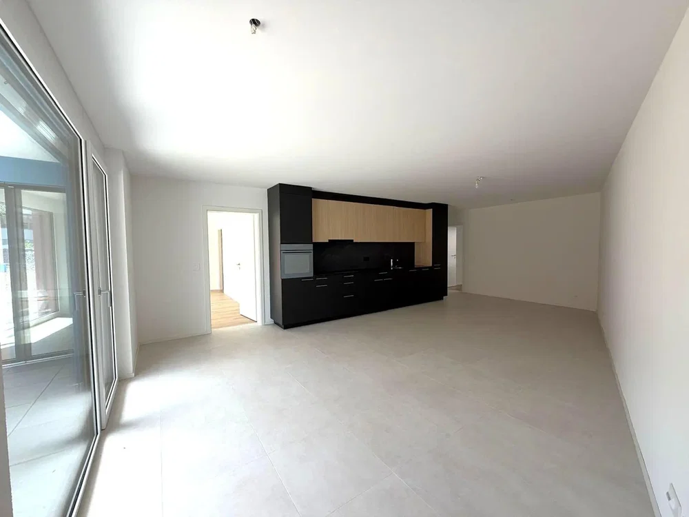 Wohnzimmer; fliesenboden, tageslicht, küchengeräte