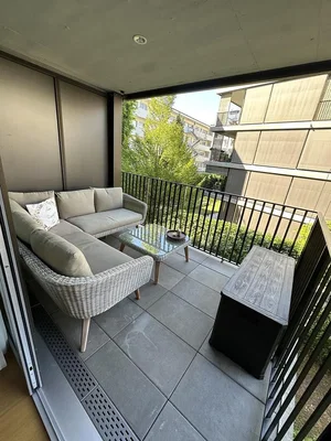 Balcone; vista, pavimento in piastrelle, luce naturale