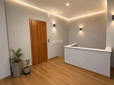 Vestiaire; carrelage, parquet, lumière naturelle, rénové