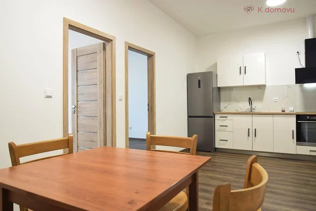 Cocina; electrodomésticos, suelo de madera, luz natural