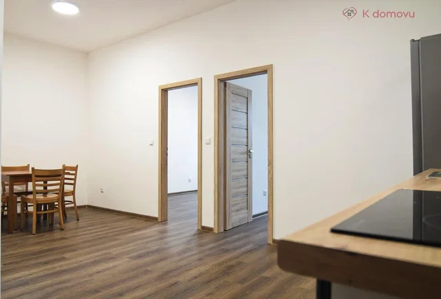 Comedor; suelo de madera, luz natural, renovado