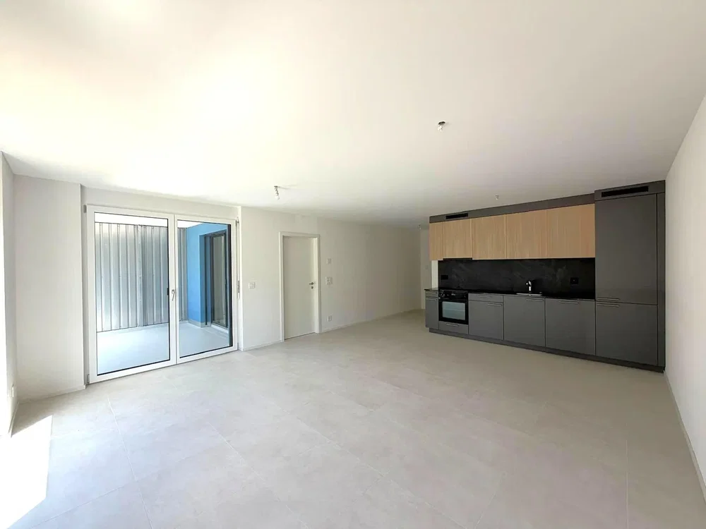 Wohnzimmer; küchengeräte, fliesenboden, tageslicht, renoviert