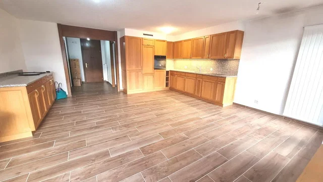 Kuchyně; kuchyňské spotřebiče, dlažba, přirozené světlo