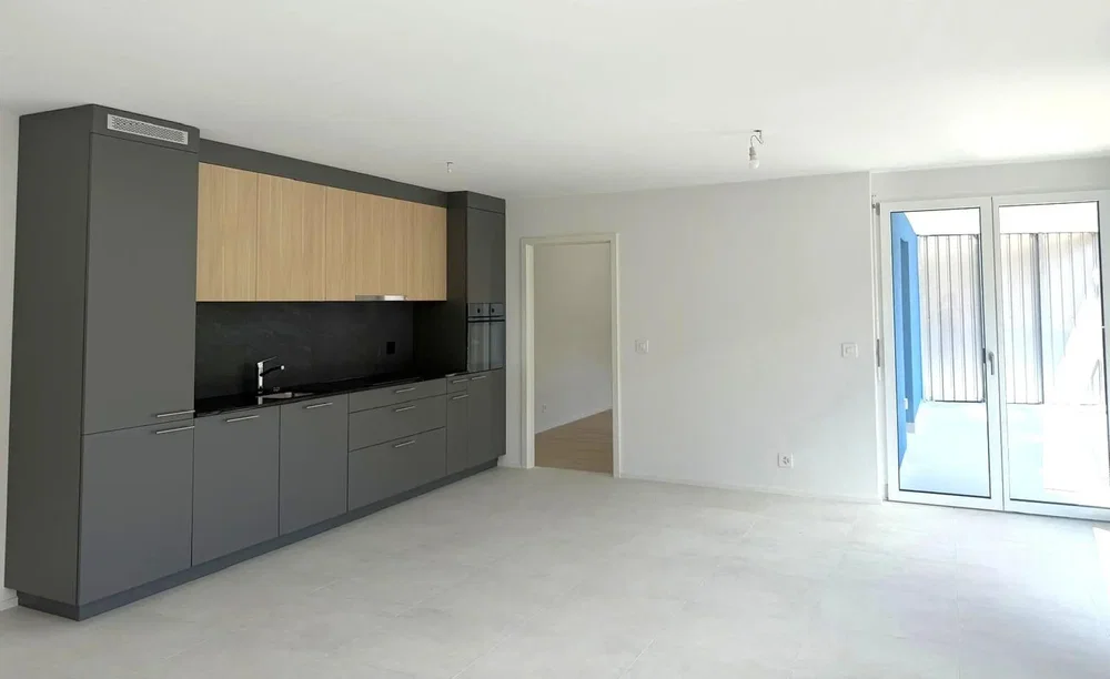 Cucina; elettrodomestici, luce naturale, ristrutturato, pavimento in piastrelle