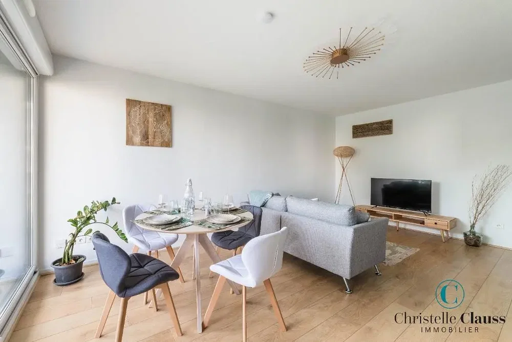 Wohnzimmer; tageslicht, holzboden, moderner stil