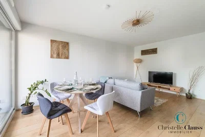 Wohnzimmer; tageslicht, holzboden, moderner stil
