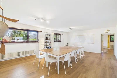 Woonkamer; houten vloer, natuurlijk licht
