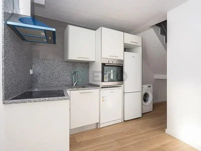 Keuken; keukenapparatuur, tegelvloer