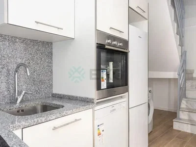 Keuken; keukenapparatuur, tegelvloer
