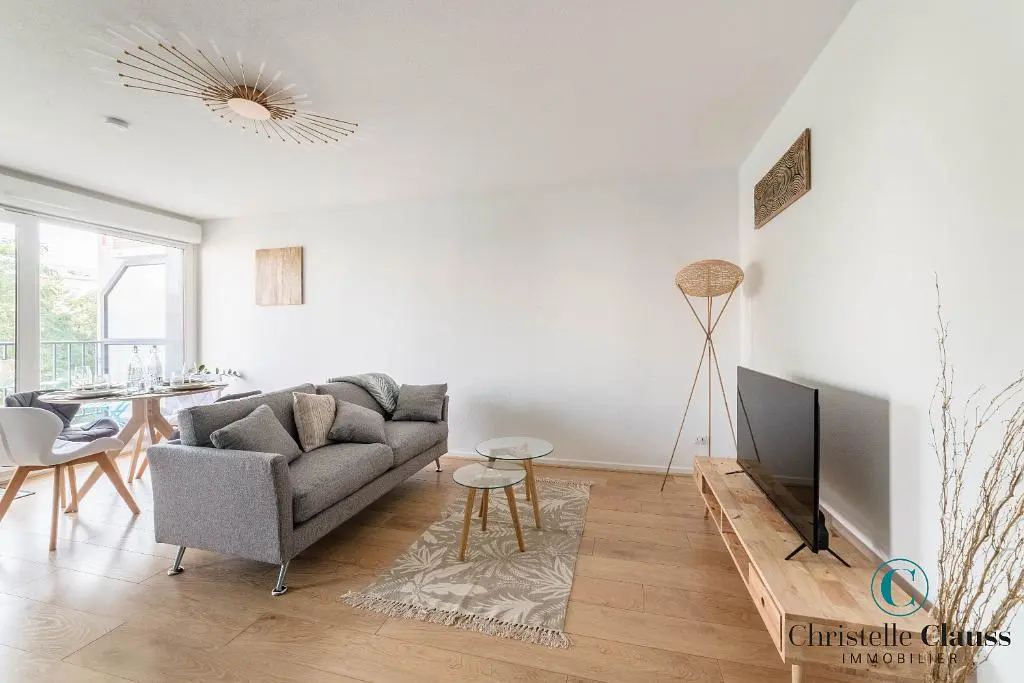 Wohnzimmer; tageslicht, moderner stil, holzboden