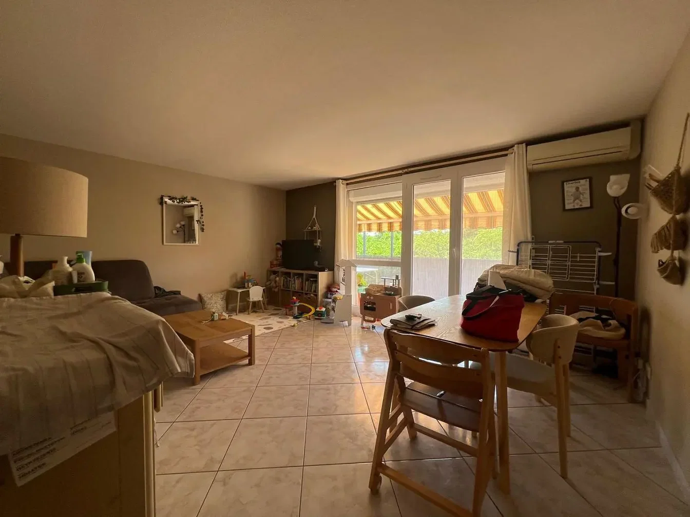 Wohnzimmer; fliesenboden, tageslicht