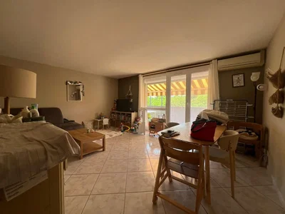 Wohnzimmer; fliesenboden, tageslicht