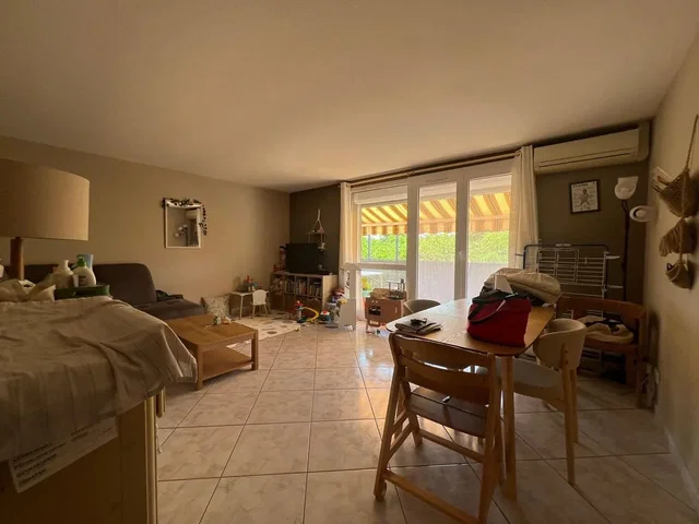 Wohnzimmer; fliesenboden, tageslicht