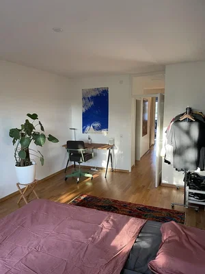 Slaapkamer; natuurlijk licht, houten vloer