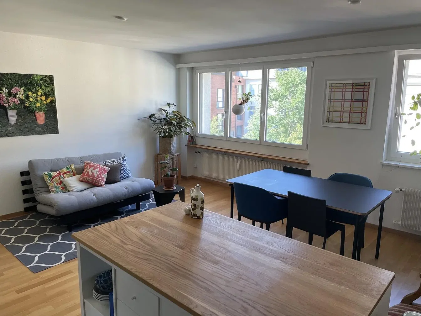 Woonkamer; natuurlijk licht, houten vloer