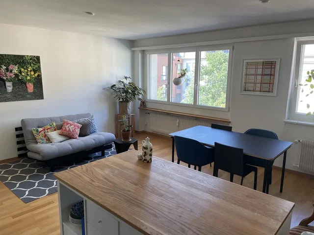 Woonkamer; natuurlijk licht, houten vloer
