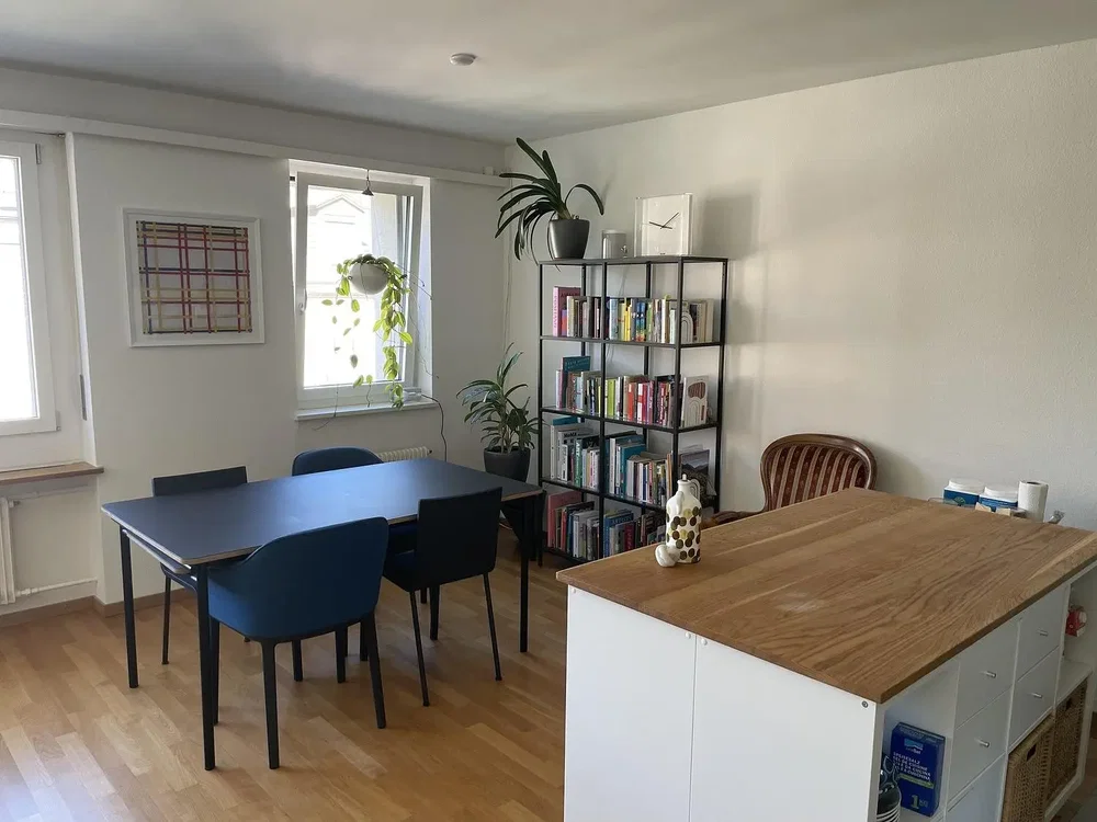 Woonkamer; houten vloer, natuurlijk licht