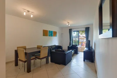 Wohnzimmer; tageslicht, fliesenboden, moderner stil