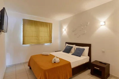 Schlafzimmer; fliesenboden, tageslicht