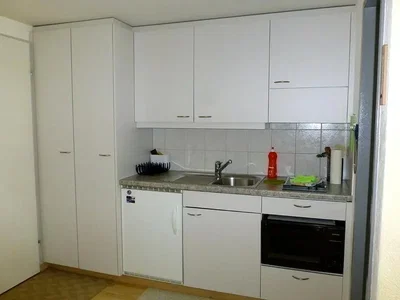 Keuken; keukenapparatuur, tegelvloer