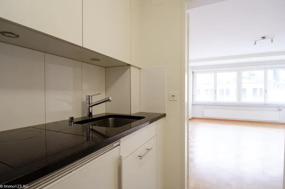 Keuken; natuurlijk licht, tegelvloer