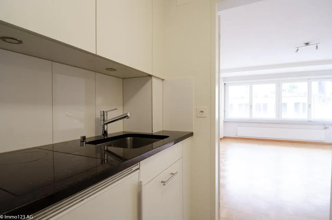 Keuken; natuurlijk licht, tegelvloer